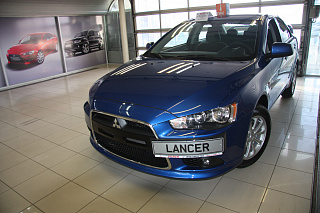Рамка под номер на передний бампер Mitsubishi Lancer X текстурный пластик (2010-2016)