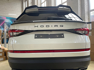 BLACKOUT EDITION. Спойлер крашенный Черный глянец для Skoda Kodiaq I поколение 2016 - 2023