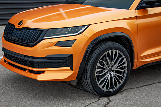 BLACKOUT EDITION. Канарды (накладки над птф) крашенные Черный глянец для Skoda Kodiaq (2016-2021)